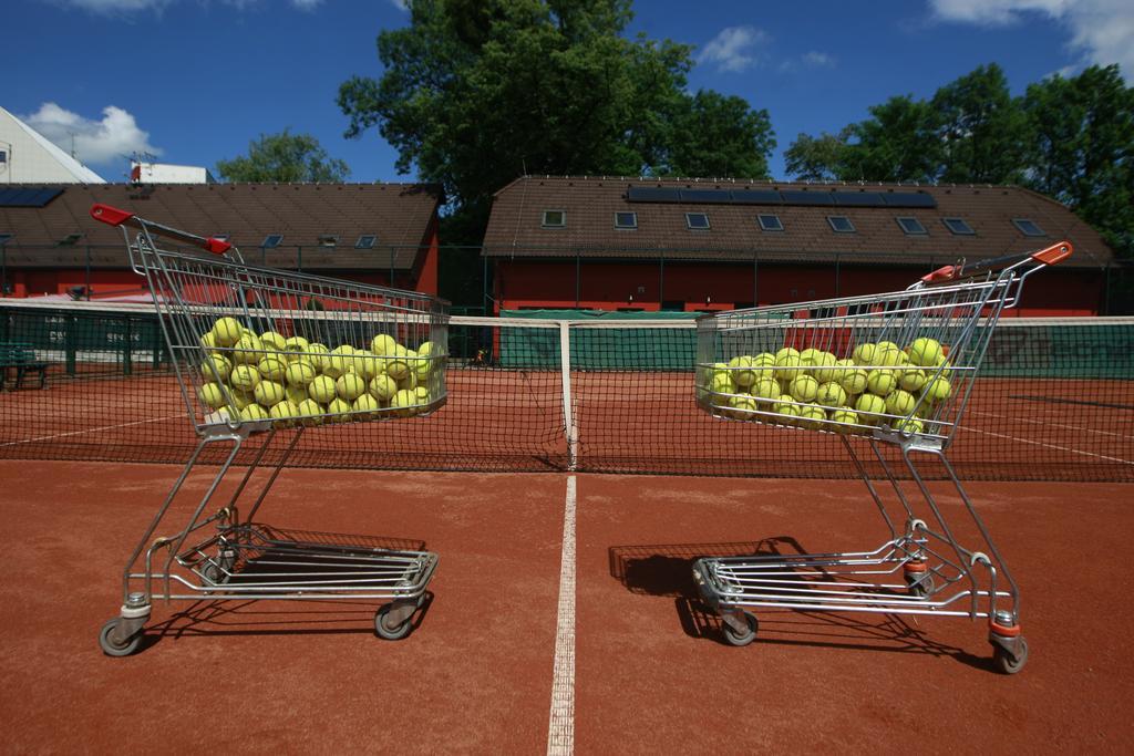 Penzion Prestige Tennis Park Hotel Frydek-Mistek Exterior photo